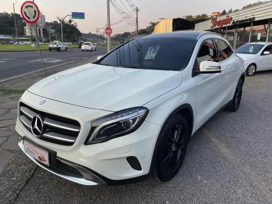 MERCEDES-BENZ GLA 200 2015