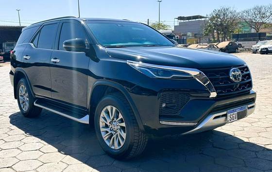 TOYOTA HILUX SW4 2024