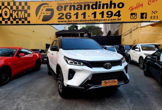 TOYOTA HILUX SW4 2023