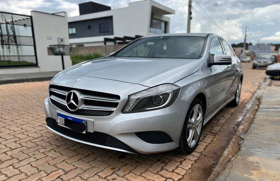 MERCEDES-BENZ A 200 2015