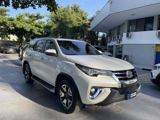 TOYOTA HILUX SW4 2020