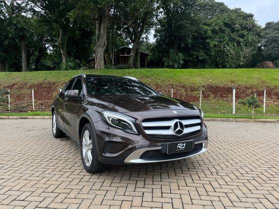 MERCEDES-BENZ GLA 200 2015