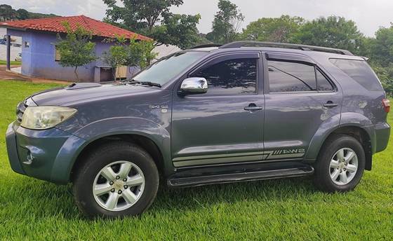 TOYOTA HILUX SW4 2011