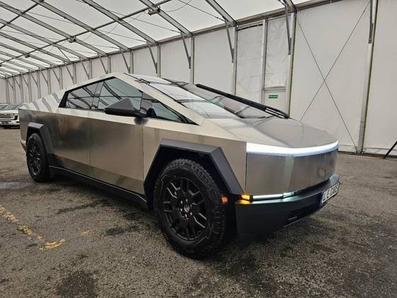 TESLA CYBERTRUCK 2024