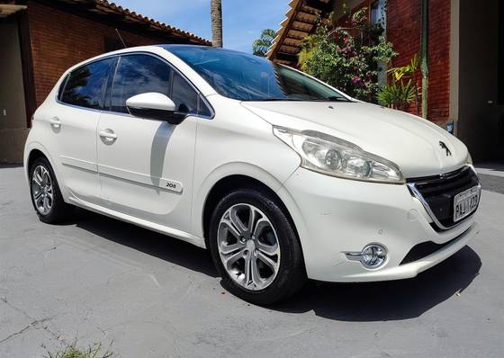 PEUGEOT 208 2016