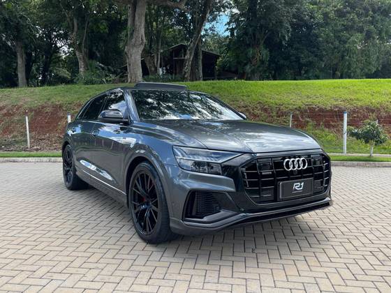 AUDI Q8 2021