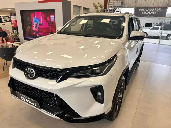 TOYOTA HILUX SW4 2025