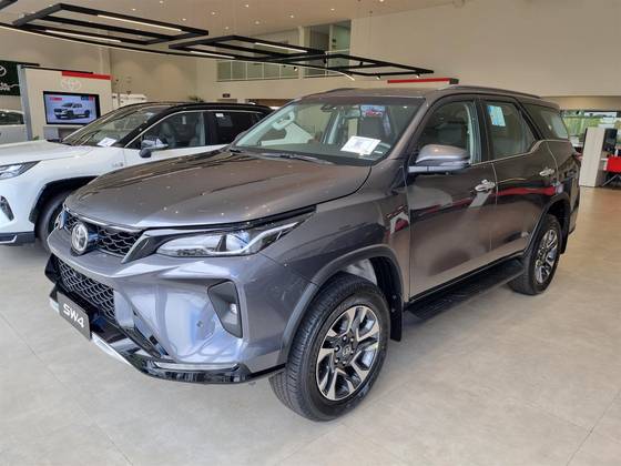 TOYOTA HILUX SW4 2025