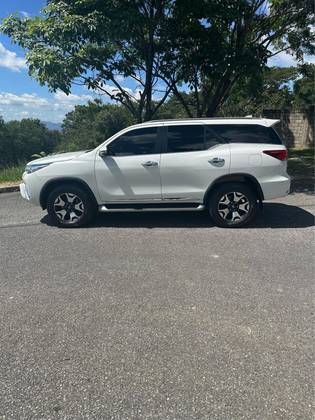 TOYOTA HILUX SW4 2019