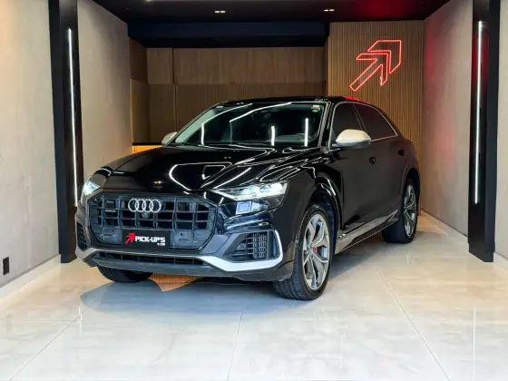 AUDI Q8 2020