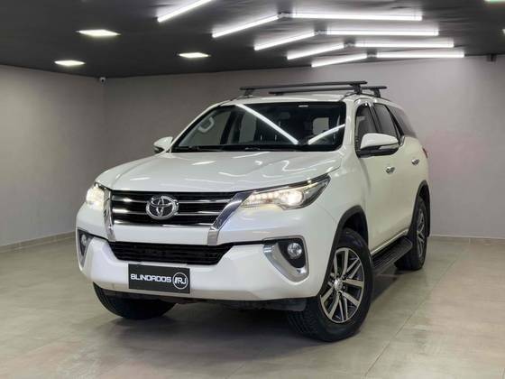 TOYOTA HILUX SW4 2017