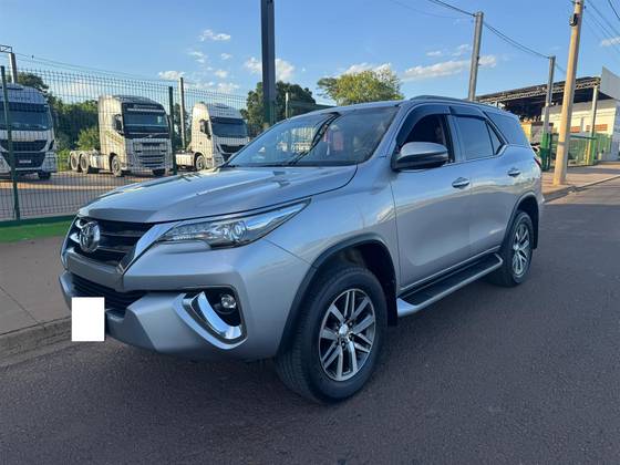 TOYOTA HILUX SW4 2019