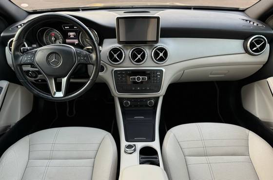 MERCEDES-BENZ GLA 200 2015