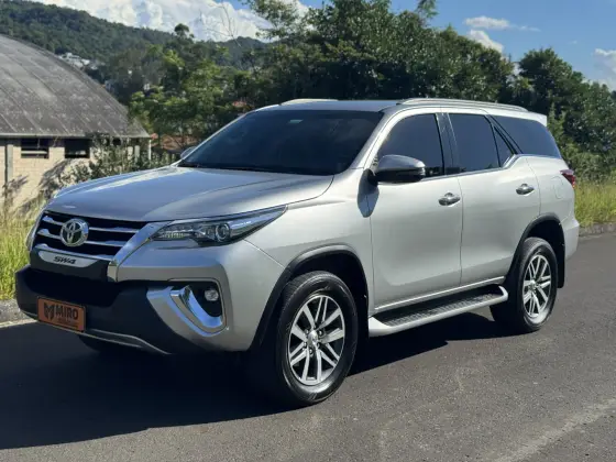 TOYOTA HILUX SW4 2020