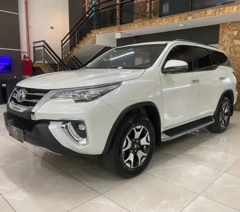 TOYOTA HILUX SW4 2019