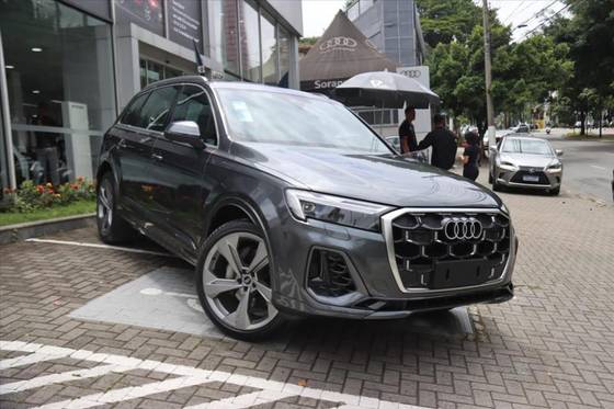 AUDI Q7 2025