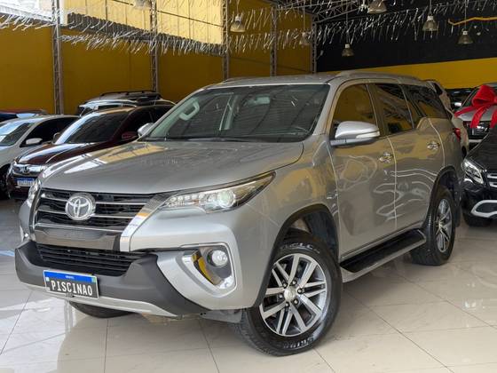 TOYOTA HILUX SW4 2017