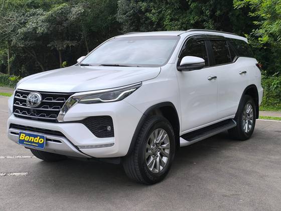 TOYOTA HILUX SW4 2023