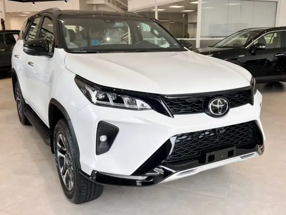 TOYOTA HILUX SW4 2025