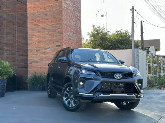 TOYOTA HILUX SW4 2025