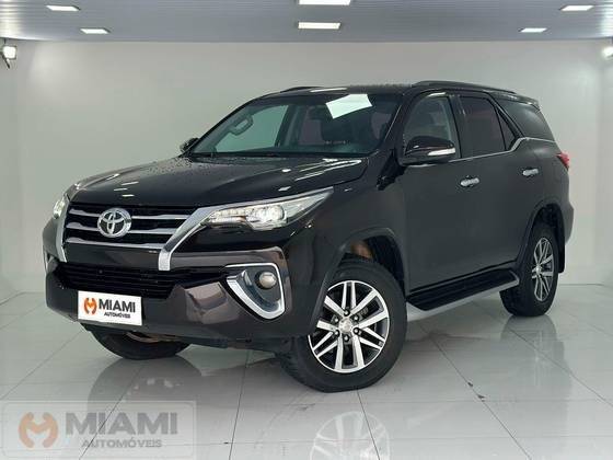 TOYOTA HILUX SW4 2017