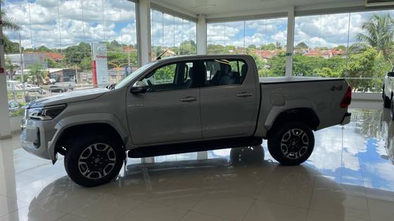 TOYOTA HILUX 2024
