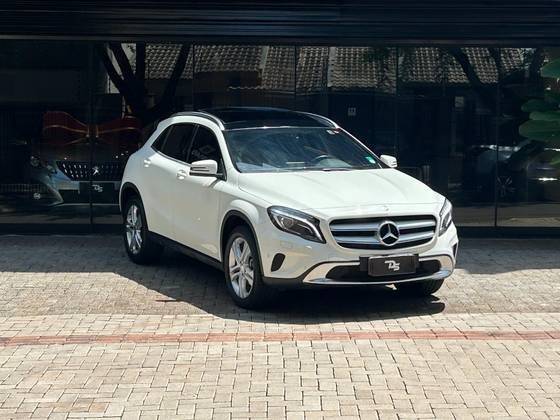 MERCEDES-BENZ GLA 200 2015