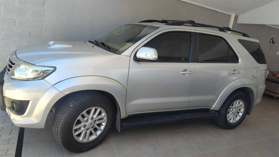 TOYOTA HILUX SW4 2013