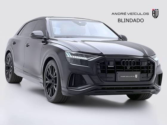 AUDI Q8 2021
