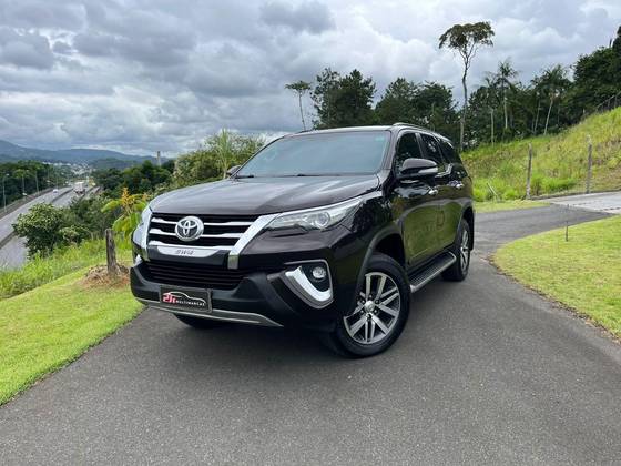 TOYOTA HILUX SW4 2019