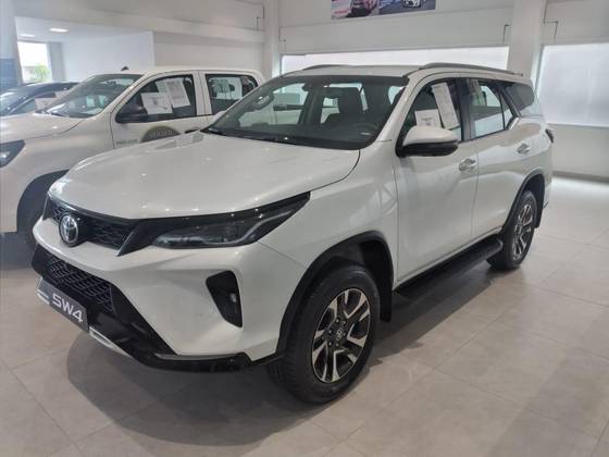 TOYOTA HILUX SW4 2025