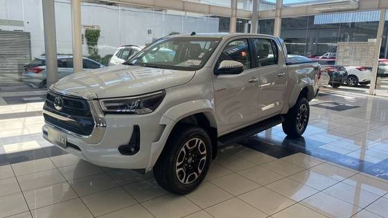 TOYOTA HILUX 2025