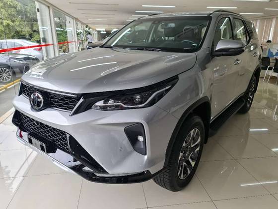 TOYOTA HILUX SW4 2025