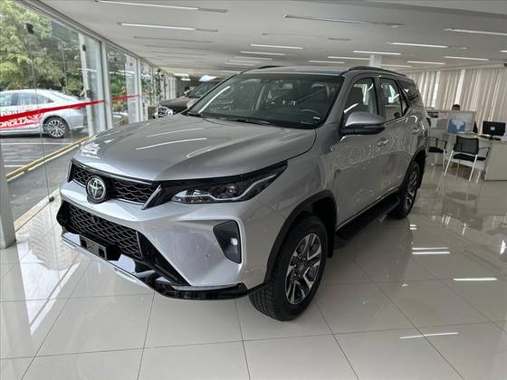 TOYOTA HILUX SW4 2025