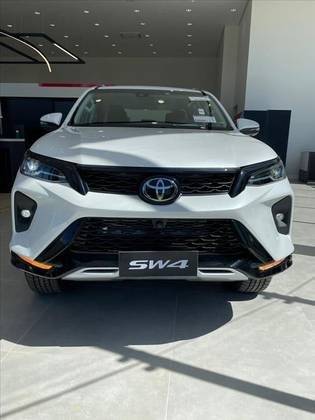 TOYOTA HILUX SW4 2025