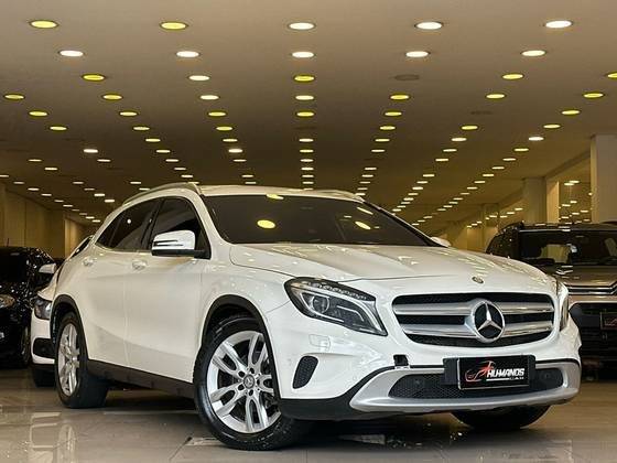 MERCEDES-BENZ GLA 200 2015