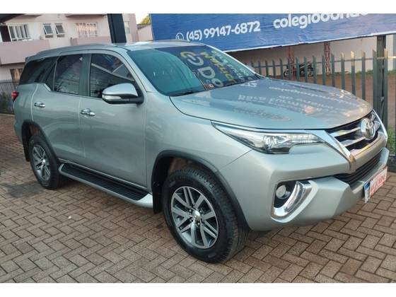 TOYOTA HILUX SW4 2017