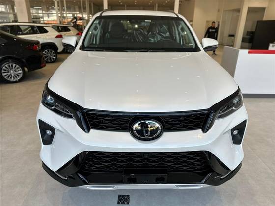 TOYOTA HILUX SW4 2025