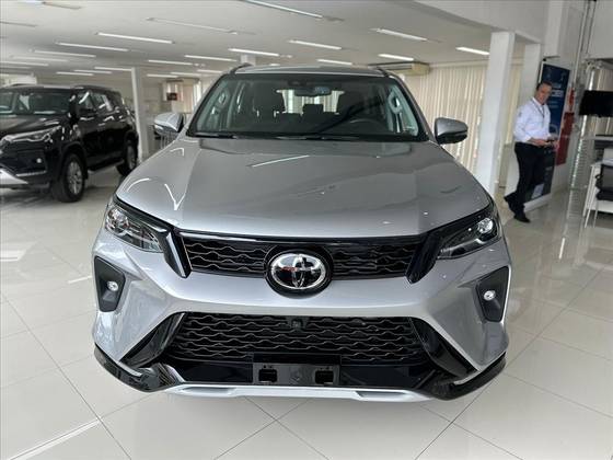 TOYOTA HILUX SW4 2025