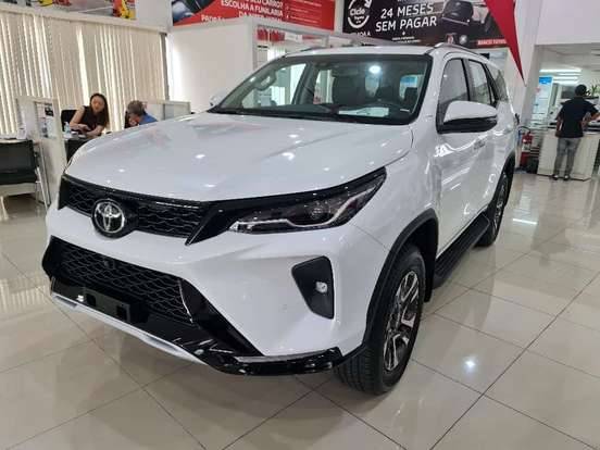 TOYOTA HILUX SW4 2025