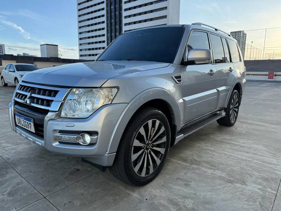 MITSUBISHI PAJERO FULL 2015
