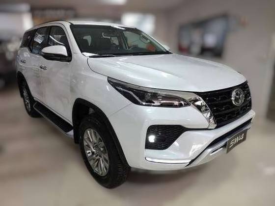 TOYOTA HILUX SW4 2025