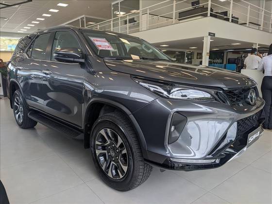 TOYOTA HILUX SW4 2025