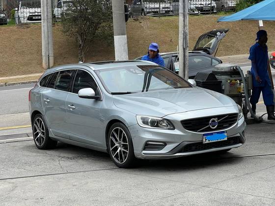 VOLVO V60 2015