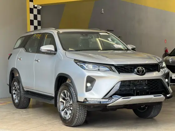 TOYOTA HILUX SW4 2025