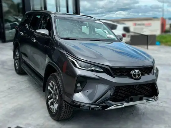 TOYOTA HILUX SW4 2025