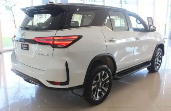 TOYOTA HILUX SW4 2025