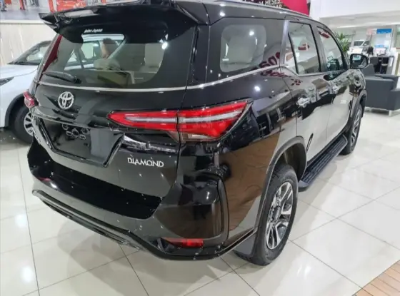 TOYOTA HILUX SW4 2025