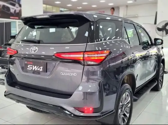 TOYOTA HILUX SW4 2025