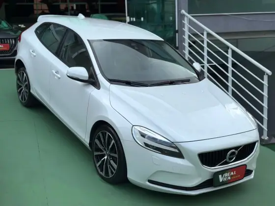 VOLVO V40 2018
